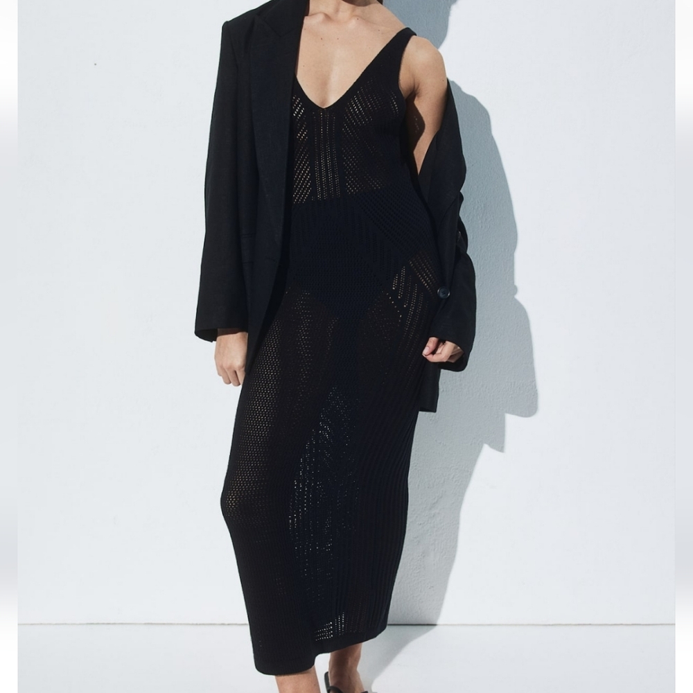 Elegant Black Knit Dress - Picture 5 of 8
